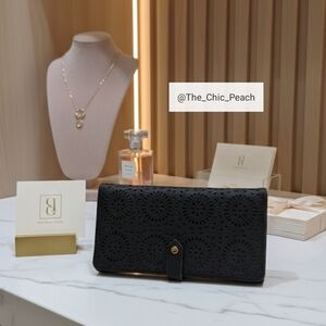 🖤Black Cutout Design Wallet – Gold Hardware | NWOT | Excellent Condition🖤